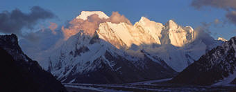 Il Chogolisa al tramonto