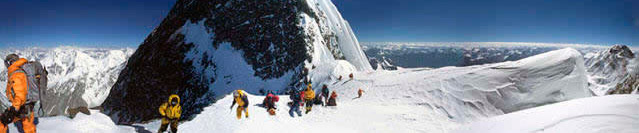 Salendo dalla sella verso la cima principale, in primo piano Edurne Pasaban