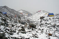 Il campo base con la neve