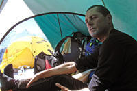 Adriano dal Cin in tenda al campo 2