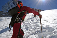 Marco Confortola di spalle in salita