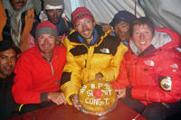 Giuseppe Pompili, Marco Tossutti e Alessandra Canestri festeggiano il ritorno al campo base