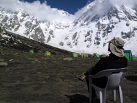 Adriano studia la via di salita