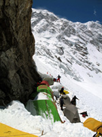 Il campo 1 al riparo di una roccia