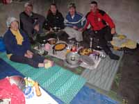Cena al rifugio di Deosai