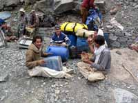 I portatori suonano coi bidoni 