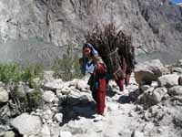 Ragazze di Hushe trasportano legna