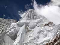 Cime ghiacciate sopra Ali Camp