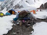 Ricovero dei portatori al campo base