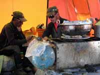 Fornello a benzina e cuoco al c.b.