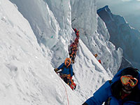 In fila indiana lungo il traverso 