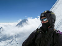 Adriano in parete sul Quintaraju, sullo sfondo l'Alpamayo