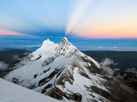 La vetta del Nevado Caraz all'alba vista dalla cresta sommitale dell'Artesonraju