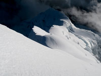 La parete est dell'Artesonraju dall'alto